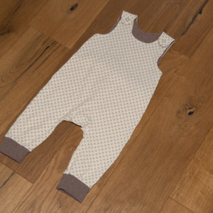 Strampler «Sterne hellbraun»